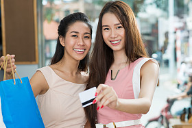 信用卡的亚洲女性图片