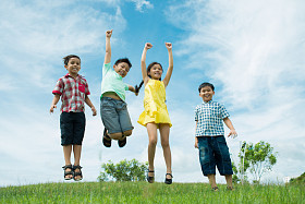 一群快乐的孩子图片