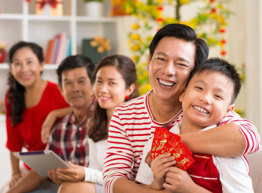 幸福的家庭慶祝春節(jié)照片