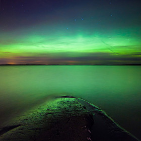 北极光在芬兰湖照片