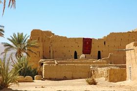 在沙漠中的房子照片