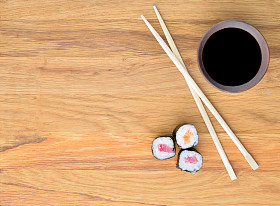 三文鱼 rollsi、 筷子和酱油木制的桌子上