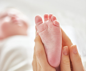 医生检查了孩子