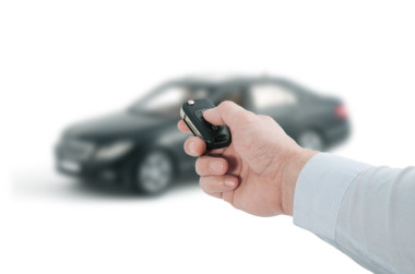 手拿著遙控鑰匙圖片