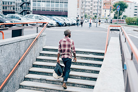 年轻英俊的非裔黑人男子
