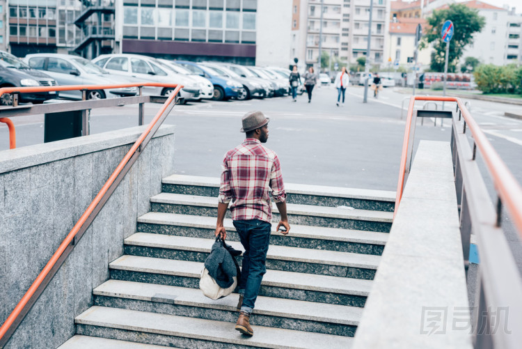 年輕英俊的非裔黑人男子
