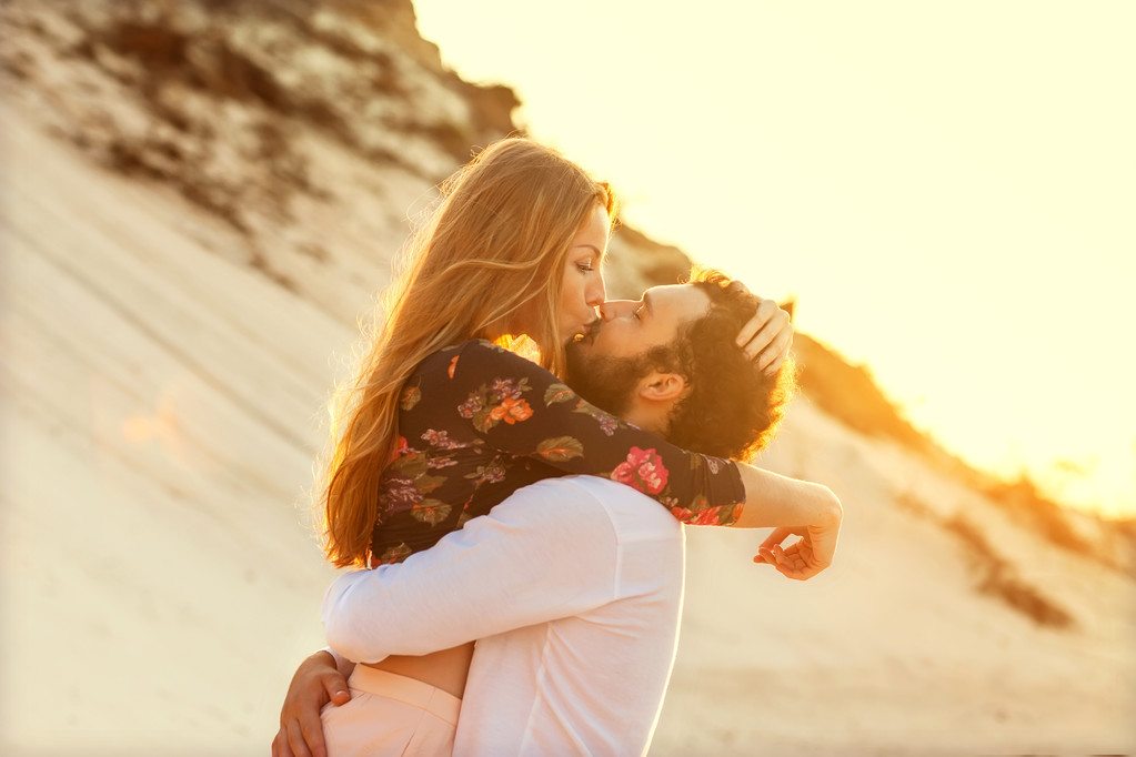 夫妻的爱就像大海日落时玩得很开心 夫妻的爱就像大海日落时玩得很开心