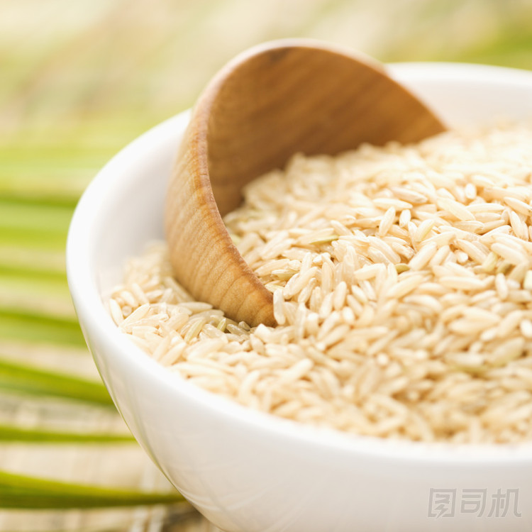 在一個(gè)白色的陶瓷碗五谷