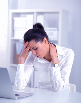 强调坐在办公室桌上的女商人照片