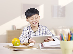 亚洲的孩子使用平板电脑图片