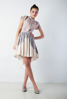 性感黑发女性时尚衣服摆在