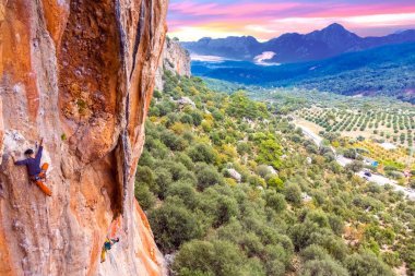 高五顏六色的巖石和兩名登山者升序
