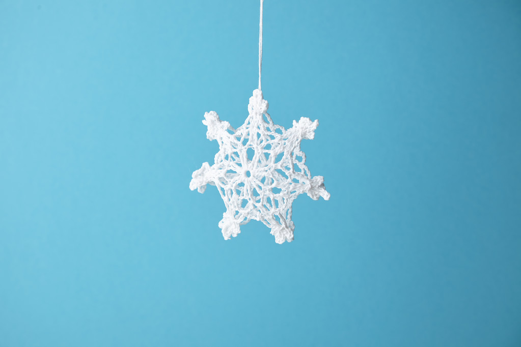 针织的雪花在空气中图片