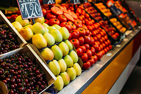 当地农民在食品杂货市场的农业产