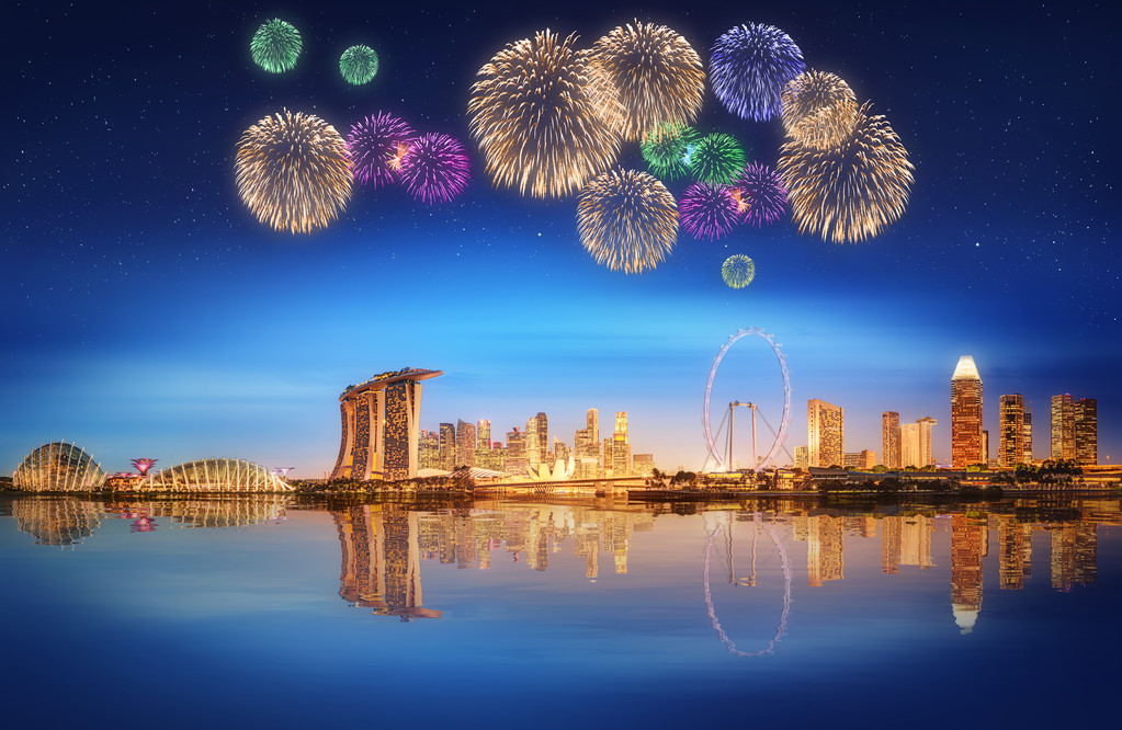 新加坡的天际线和视图的滨海湾 新加坡的天际线和视图的滨海湾