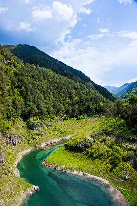 山的风景。山下湖.照片