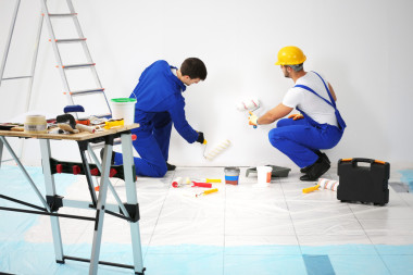 更新的背景墻上的公寓的工人圖片