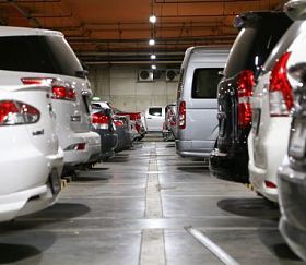 地下停车场的汽车