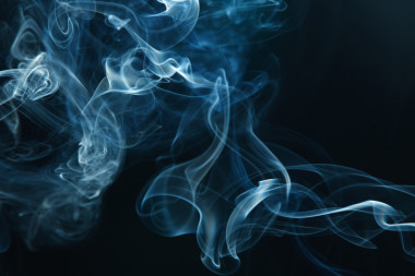 在黑色背景上吸煙