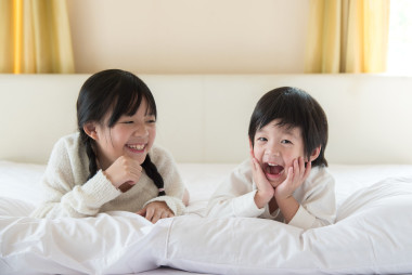 可愛的亞洲孩子說謊