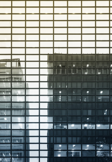 建筑細節(jié)現(xiàn)代玻璃幕墻反映建設(shè) 