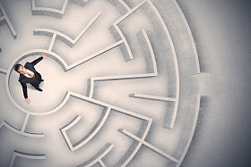 商人被困在一个圆形的迷宫照片