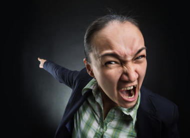 指向的愤怒女商人图片