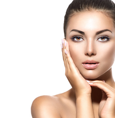 深色頭發(fā)的女人，摸她的臉