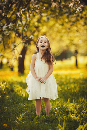 有趣的小女孩图片