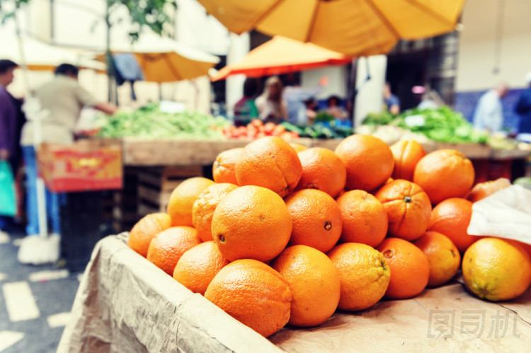在當(dāng)?shù)剞r(nóng)民市場(chǎng)新鮮有機(jī)橘子