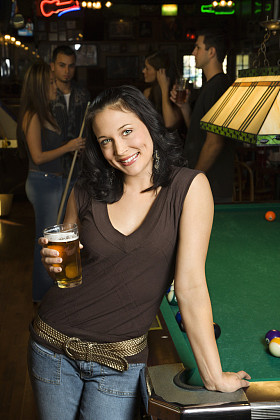 女人喝啤酒.图片
