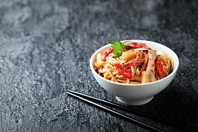与蔬菜和鸡肉面条