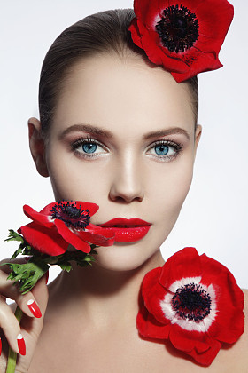 开红色花的美丽女人图片