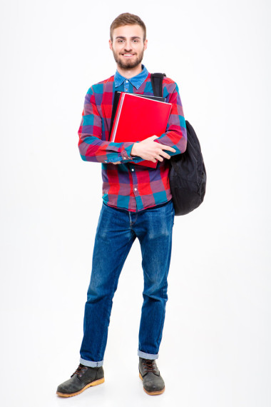 快樂的男學生拿著書