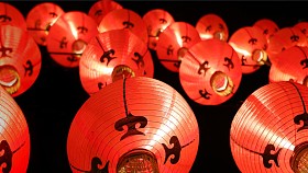 在晚上 (邓龙)-农历新年装饰着五颜六色的灯