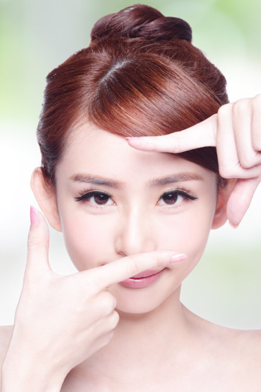 女人的臉和眼睛護理服務