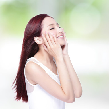 美麗女人帶迷人的微笑圖片