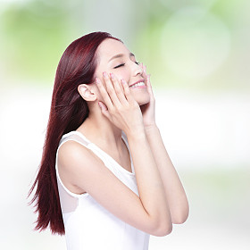 美丽女人带迷人的微笑图片