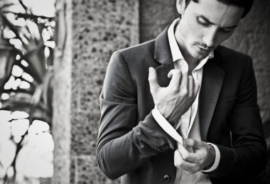 好看的美丽年轻的男人在户外服装的特写肖像