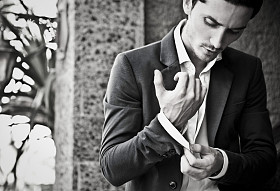 好看的美丽年轻的男人在户外服装的特写肖像