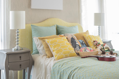 深圳市創(chuàng)輝枕頭在綠色的床上用木制的桌子上的白燈