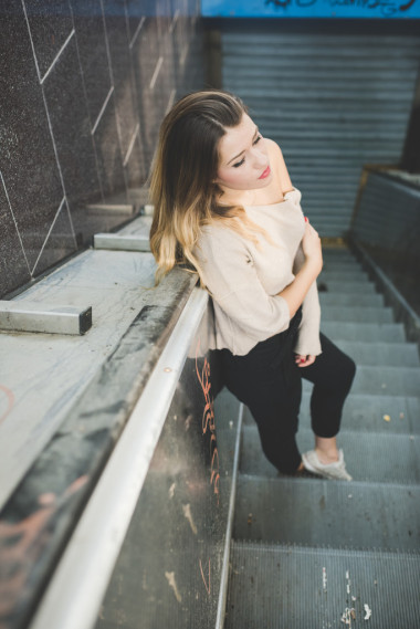 在自動扶梯上的女模特