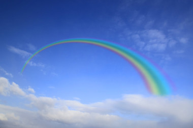 彩虹和藍(lán)藍(lán)的天空中云