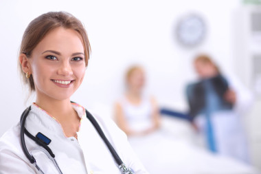 女人站在大门口医院医生