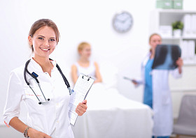 女医生站在医院文件夹