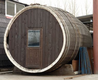 在工廠里的木制琵琶桶的制造照片