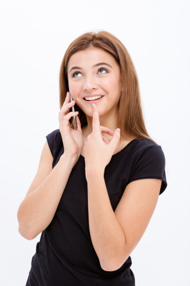 使用智能手机的可爱害羞好奇年轻女性