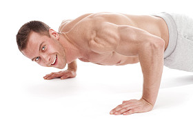 英俊年轻肌肉运动的人图片