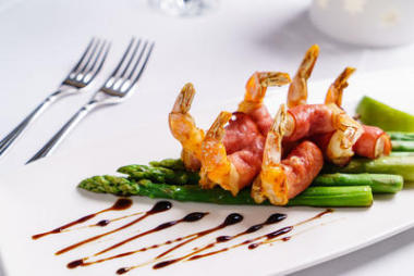 在板上的芦笋虾仁图片