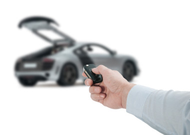 手拿著遙控鑰匙